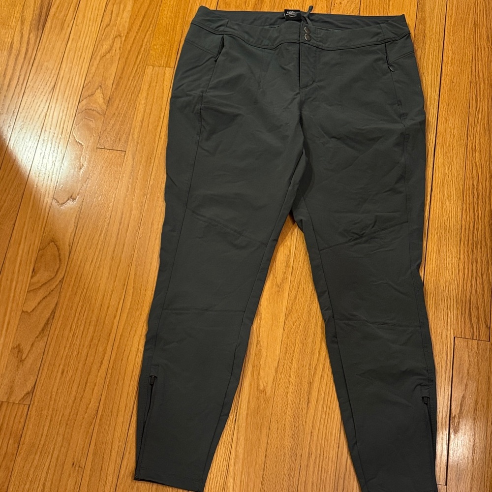 Kuhl Women's Ankle Pants in Dark Green